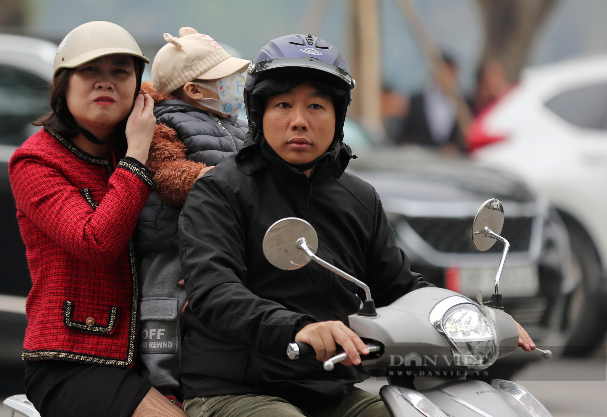 Trung tâm Hà Nội tấp nập ngày Mùng 1 Tết Quý Mão - Ảnh 9.
