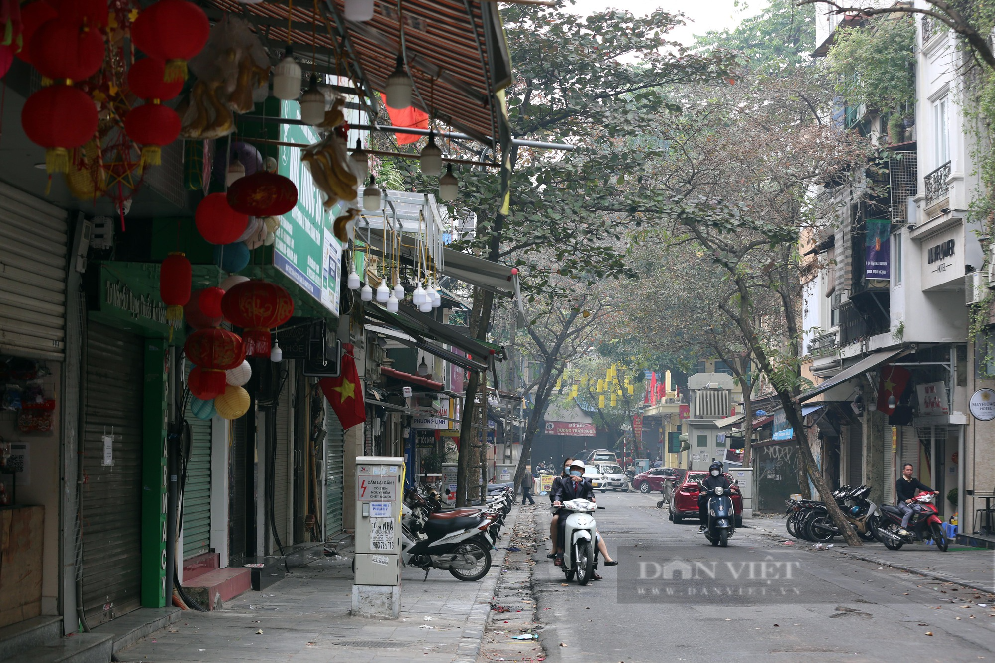 Trung tâm Hà Nội tấp nập ngày Mùng 1 Tết Quý Mão - Ảnh 13.
