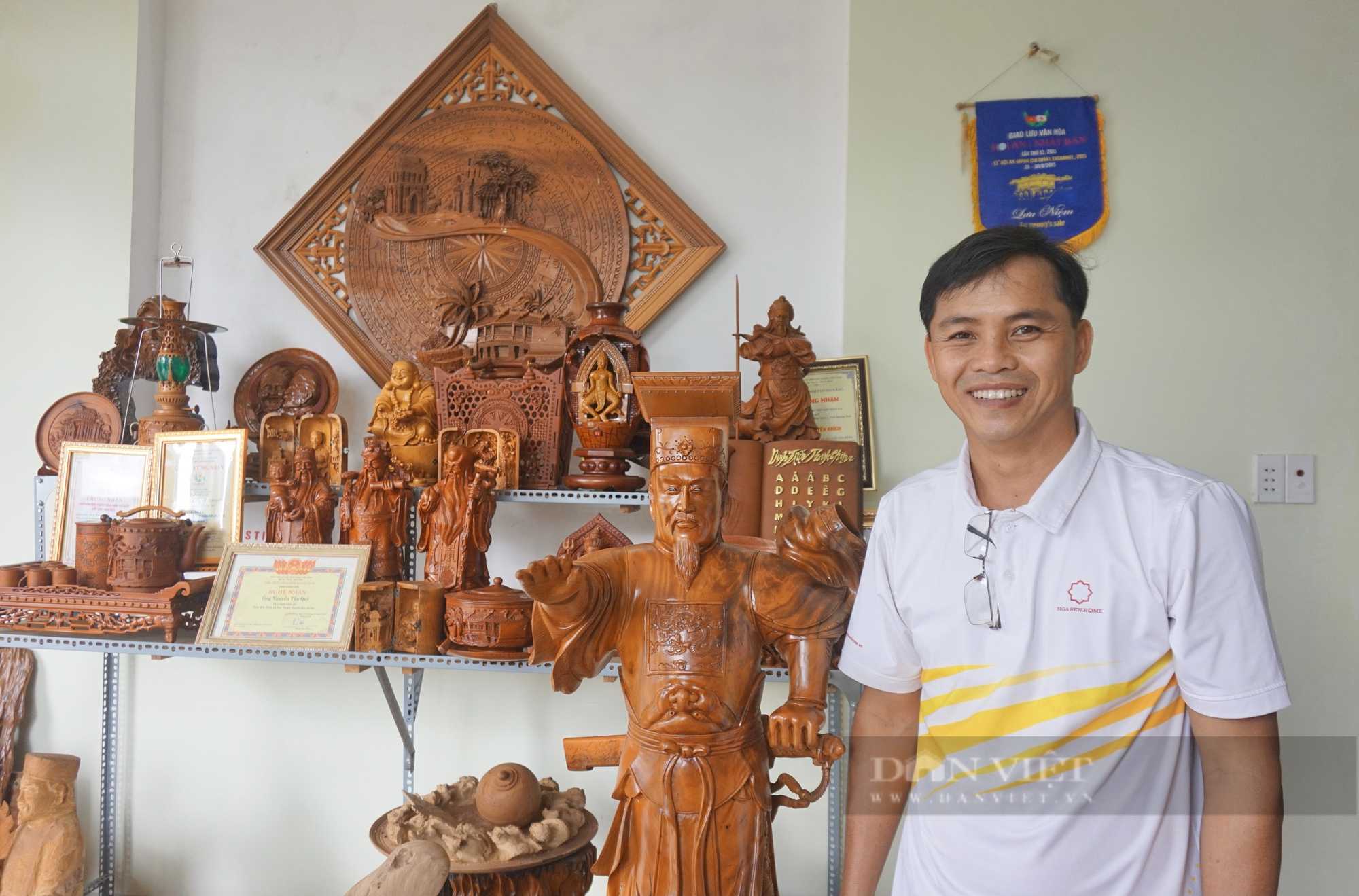 Làm bạn với khối gỗ vô tri, Nghệ nhân xứ Quảng thu lãi hơn 300 triệu đồng mỗi năm - Ảnh 1.