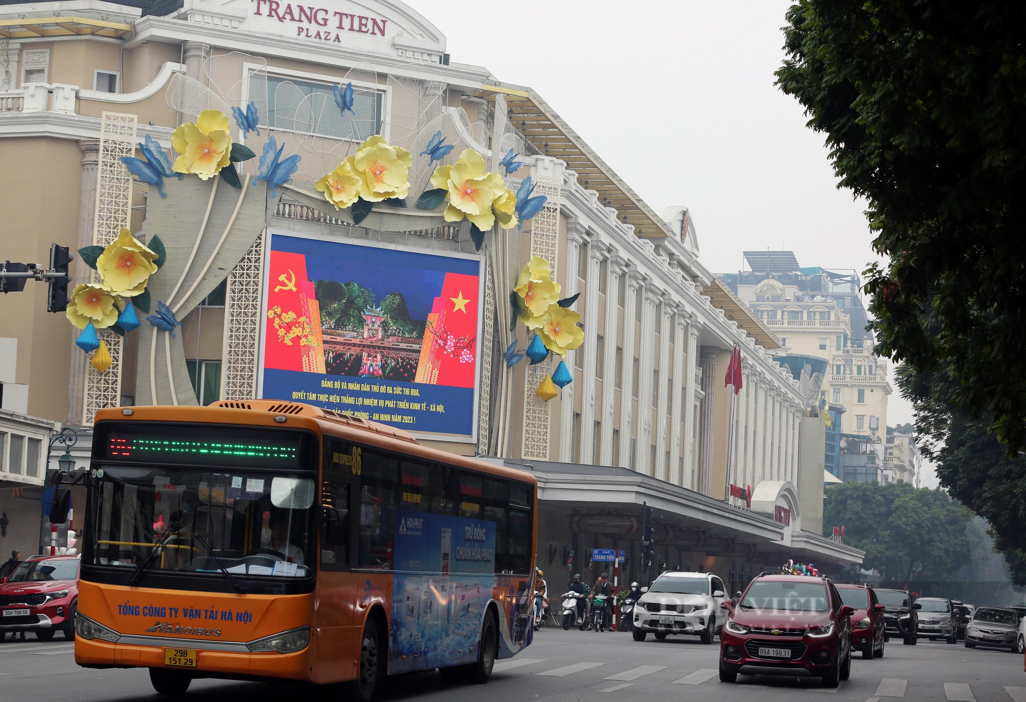 Đường phố Thủ đô đông người, nhiều ơi ùn ứ ngày Mùng 1 Tết - Ảnh 6.