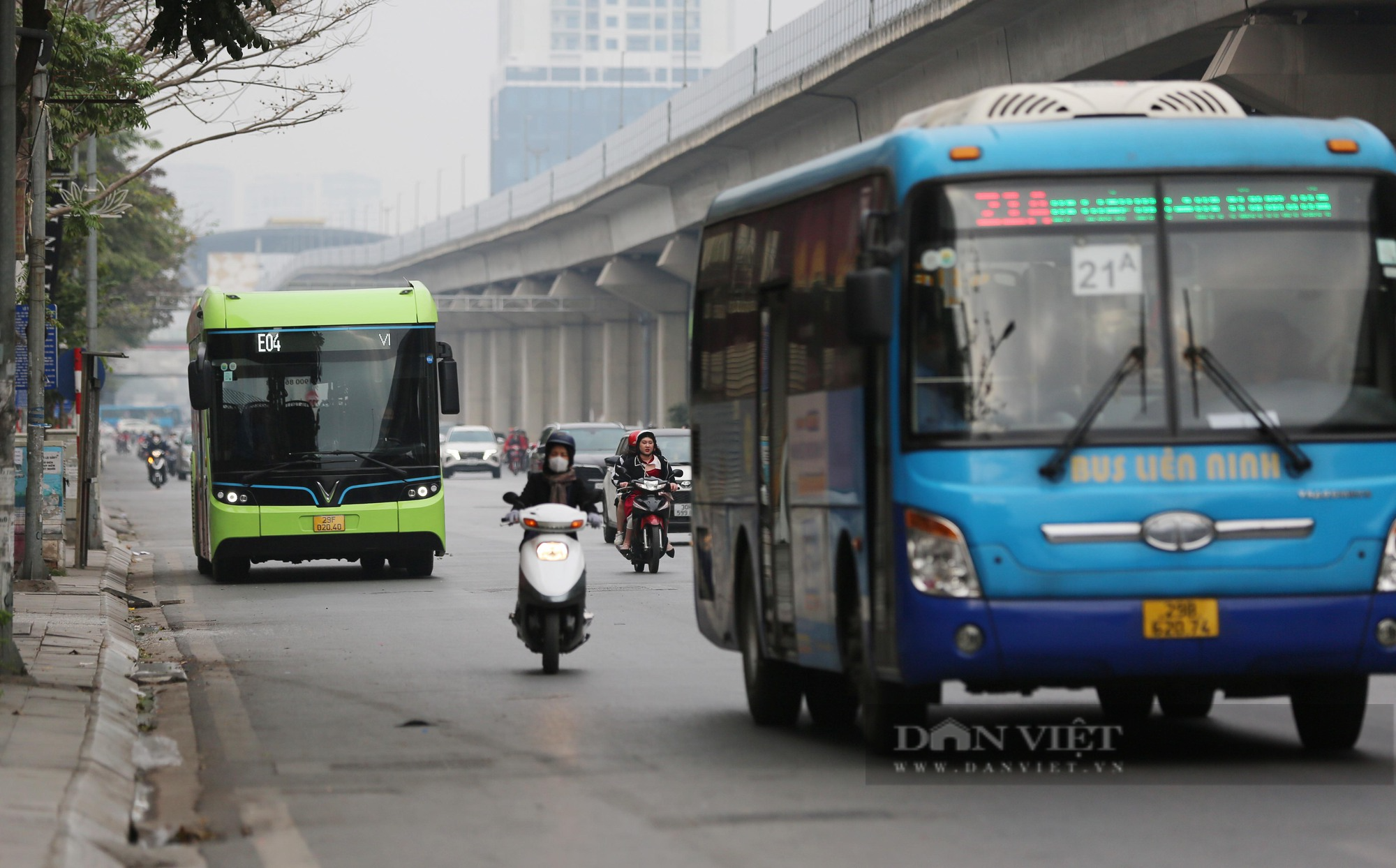 Đường phố Thủ đô đông người, nhiều ơi ùn ứ ngày Mùng 1 Tết - Ảnh 8.