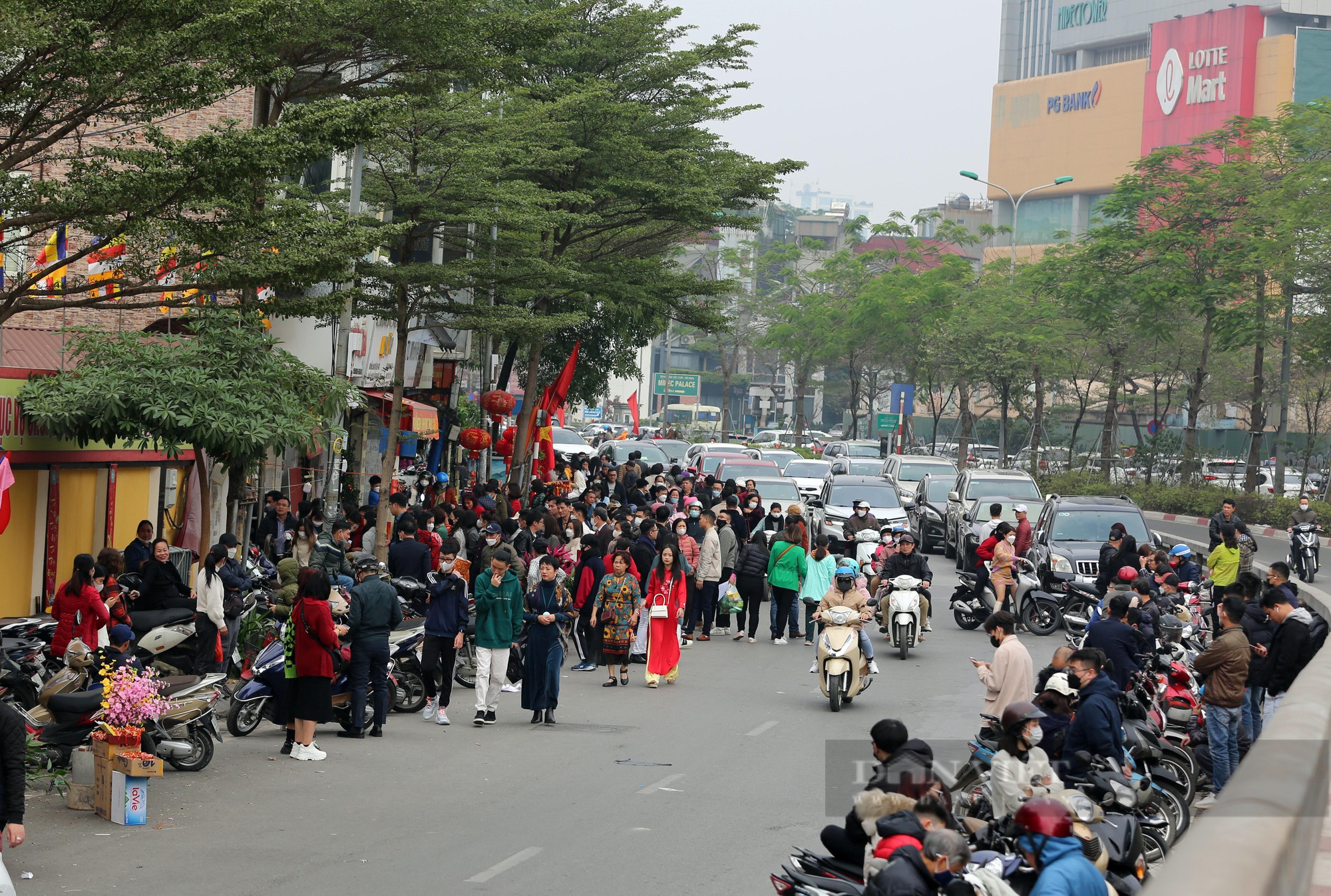 Đường phố Thủ đô đông người, nhiều ơi ùn ứ ngày Mùng 1 Tết - Ảnh 10.
