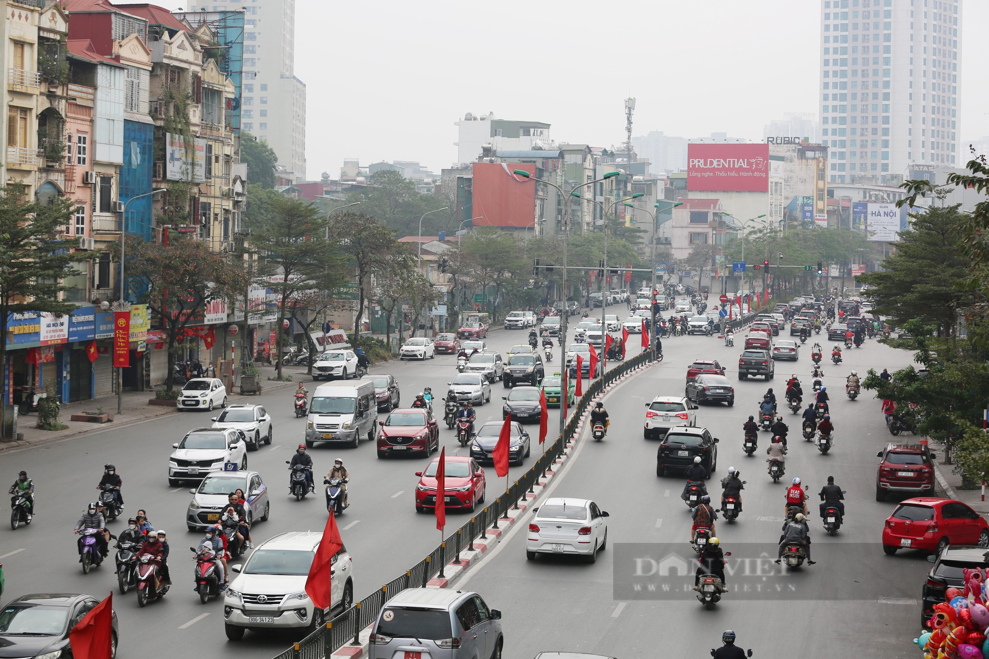 Đường phố Thủ đô đông người, nhiều ơi ùn ứ ngày Mùng 1 Tết - Ảnh 13.