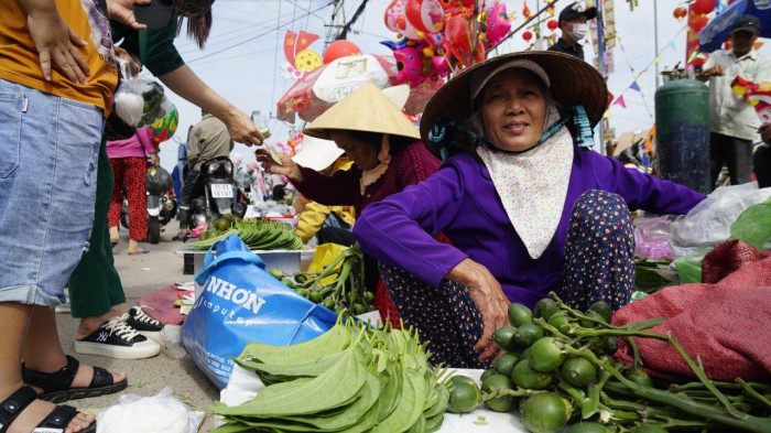 Phiên chợ không nói thách, không mặc cả ở Bình Định      - Ảnh 2.