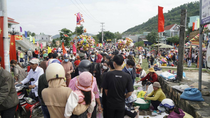 Phiên chợ không nói thách, không mặc cả ở Bình Định      - Ảnh 1.