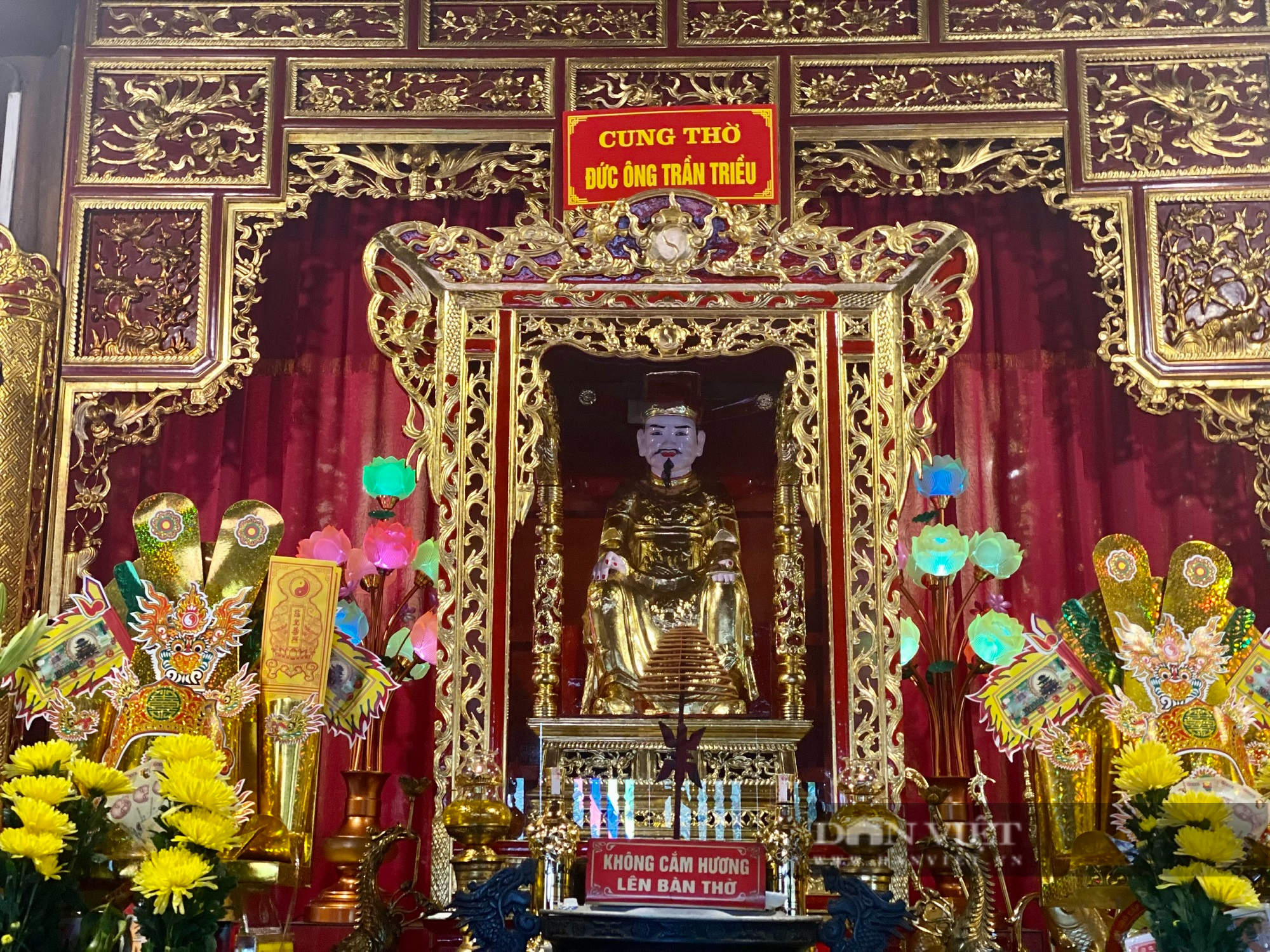 Ngôi đền cổ kính bên dòng Lam xanh nườm nượp dòng người về đi lễ đầu năm Quý Mão 2023 - Ảnh 1.