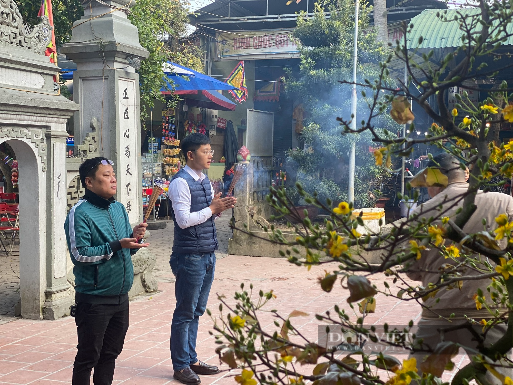 Ngôi đền cổ kính bên dòng Lam xanh nườm nượp dòng người về đi lễ đầu năm Quý Mão 2023 - Ảnh 3.