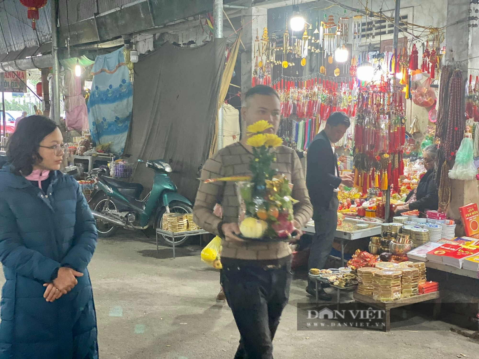Ngôi đền cổ kính bên dòng Lam xanh nườm nượp dòng người về đi lễ đầu năm Quý Mão 2023 - Ảnh 4.