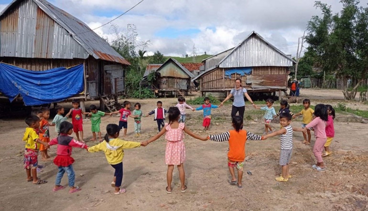 Cô giáo trẻ tình nguyện ở lại chăm sóc con em đồng bào dân tộc Ba Na - Ảnh 1.
