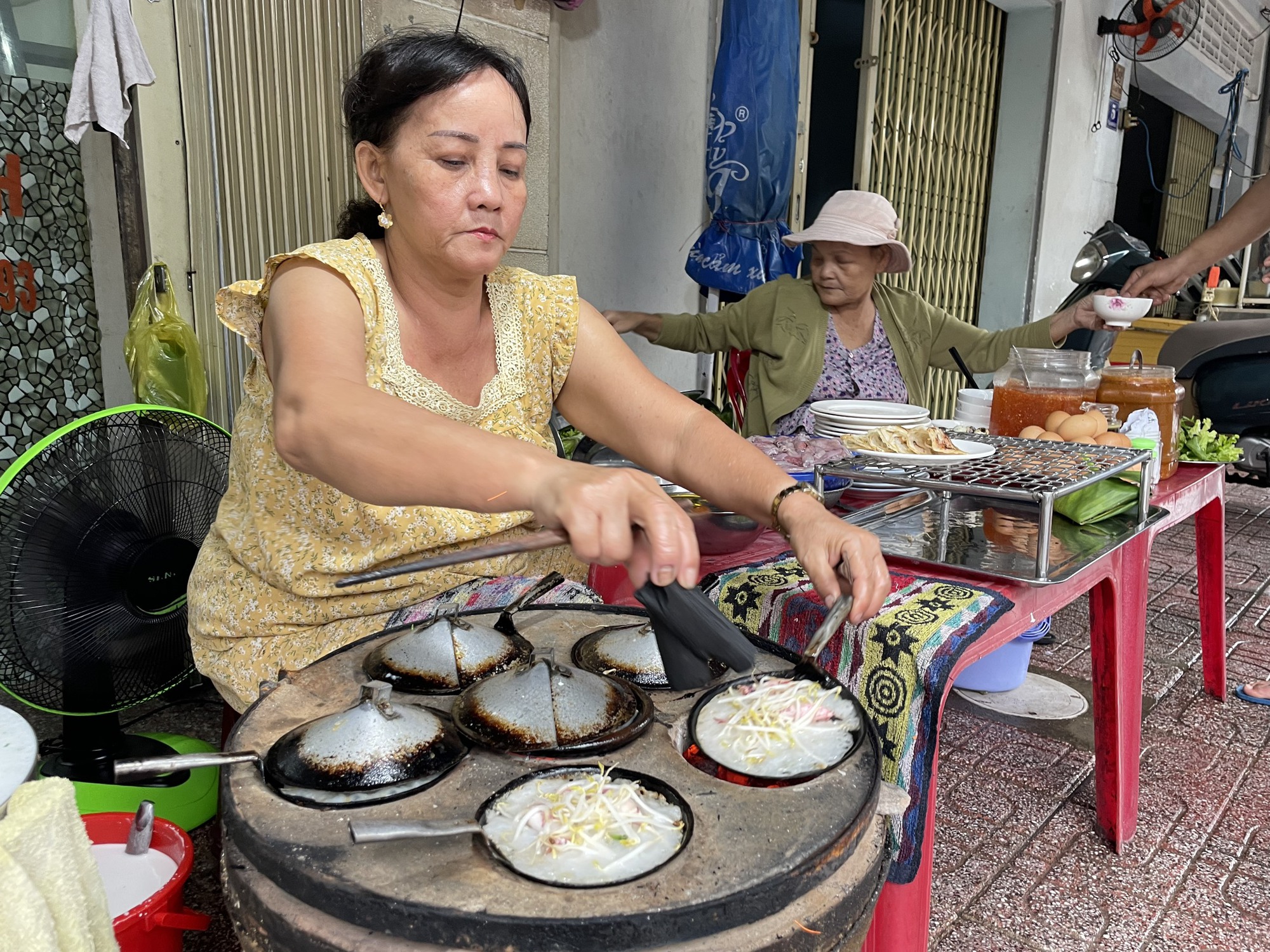 Ngon khó cưỡng với bánh xèo mực Nha Trang - Ảnh 1.