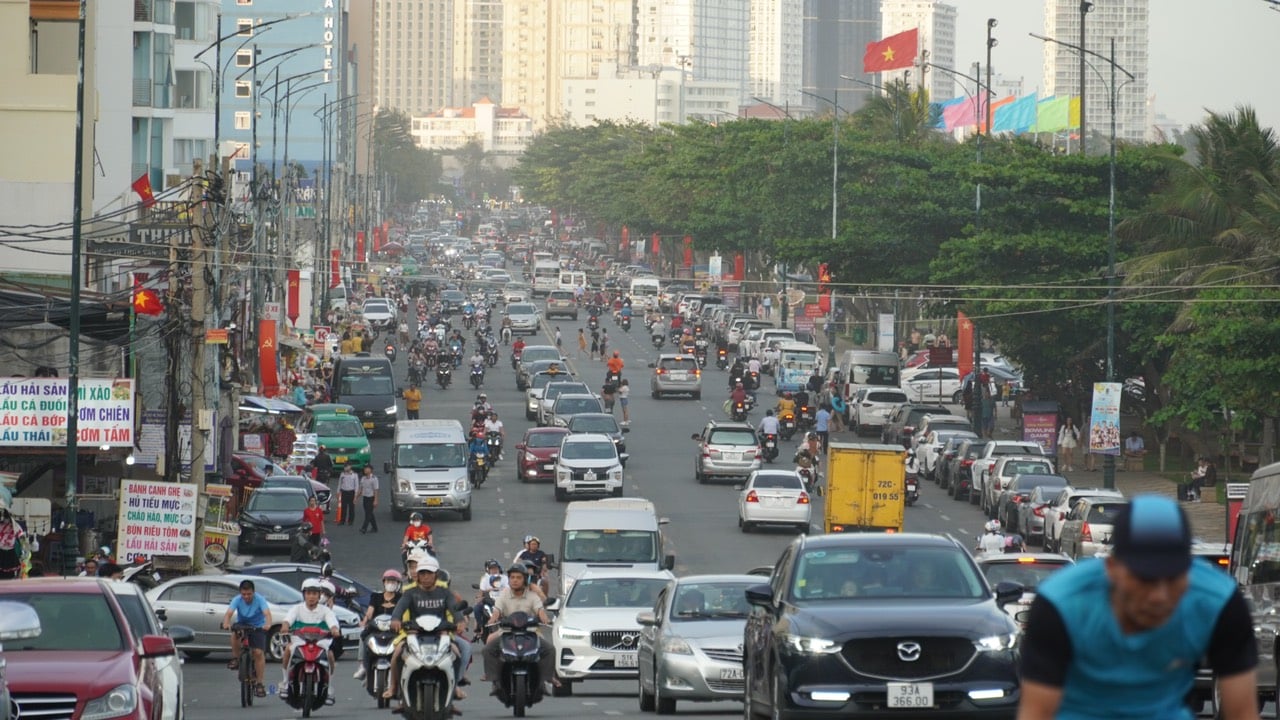 Bà Rịa - Vũng Tàu đón lượng khách &quot;khủng&quot; đến du xuân tắm biển đầu xuân - Ảnh 2.