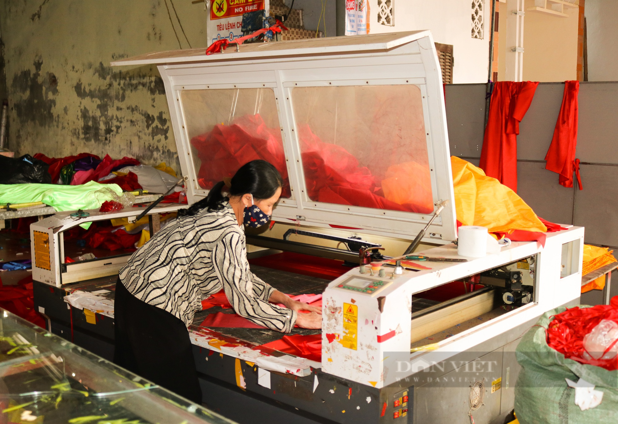 Ghé thăm làng Từ Vân, nơi &quot;thổi hồn&quot; cho hàng triệu lá cờ Tổ quốc trên khắp cả nước - Ảnh 3.