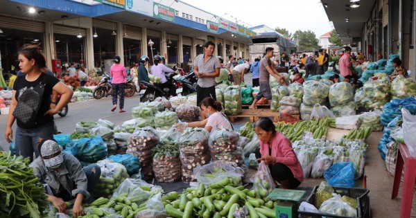 Hàng nghìn tấn rau củ, hoa quả đổ về các chợ đầu mối xuyên Tết - Ảnh 2.