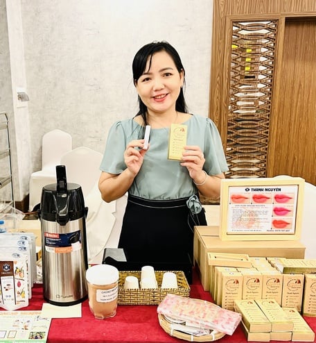 Đem một chất ép từ quả ca cao làm son môi, chị đẹp Đồng Tháp chốt đơn ầm ầm - Ảnh 1.