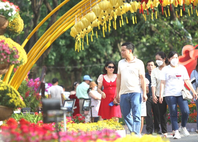 8.000 công nhân Bình Dương làm việc xuyên Tết được trả lương ‘khủng’ - Ảnh 2.