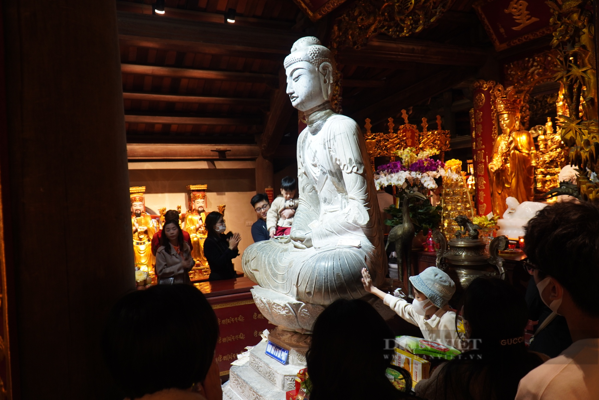 Trảy hội chùa Phật Tích, du khách tận tay chạm vào bảo vật quốc gia tượng Phật A Di Đà nghìn năm - Ảnh 4.