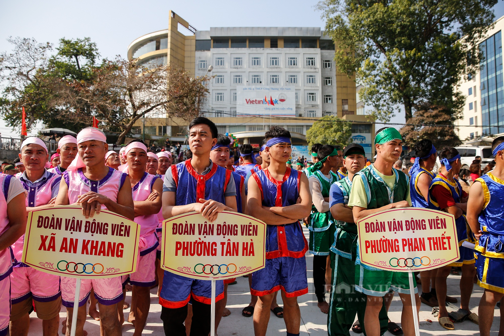 Hàng nghìn người đứng kín hai bên bờ xem Hội đua thuyền trên sông Lô - Ảnh 2.