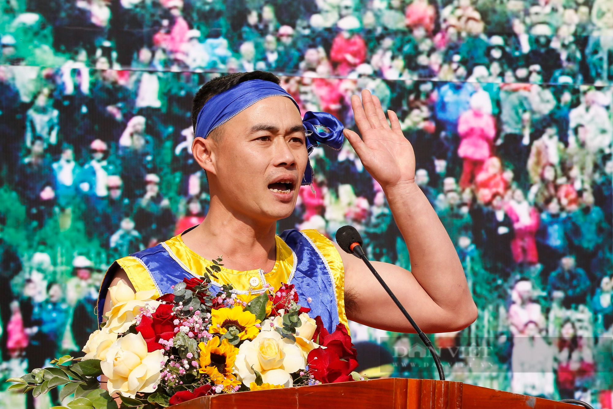 Hàng nghìn người đứng kín hai bên bờ xem Hội đua thuyền trên sông Lô - Ảnh 4.