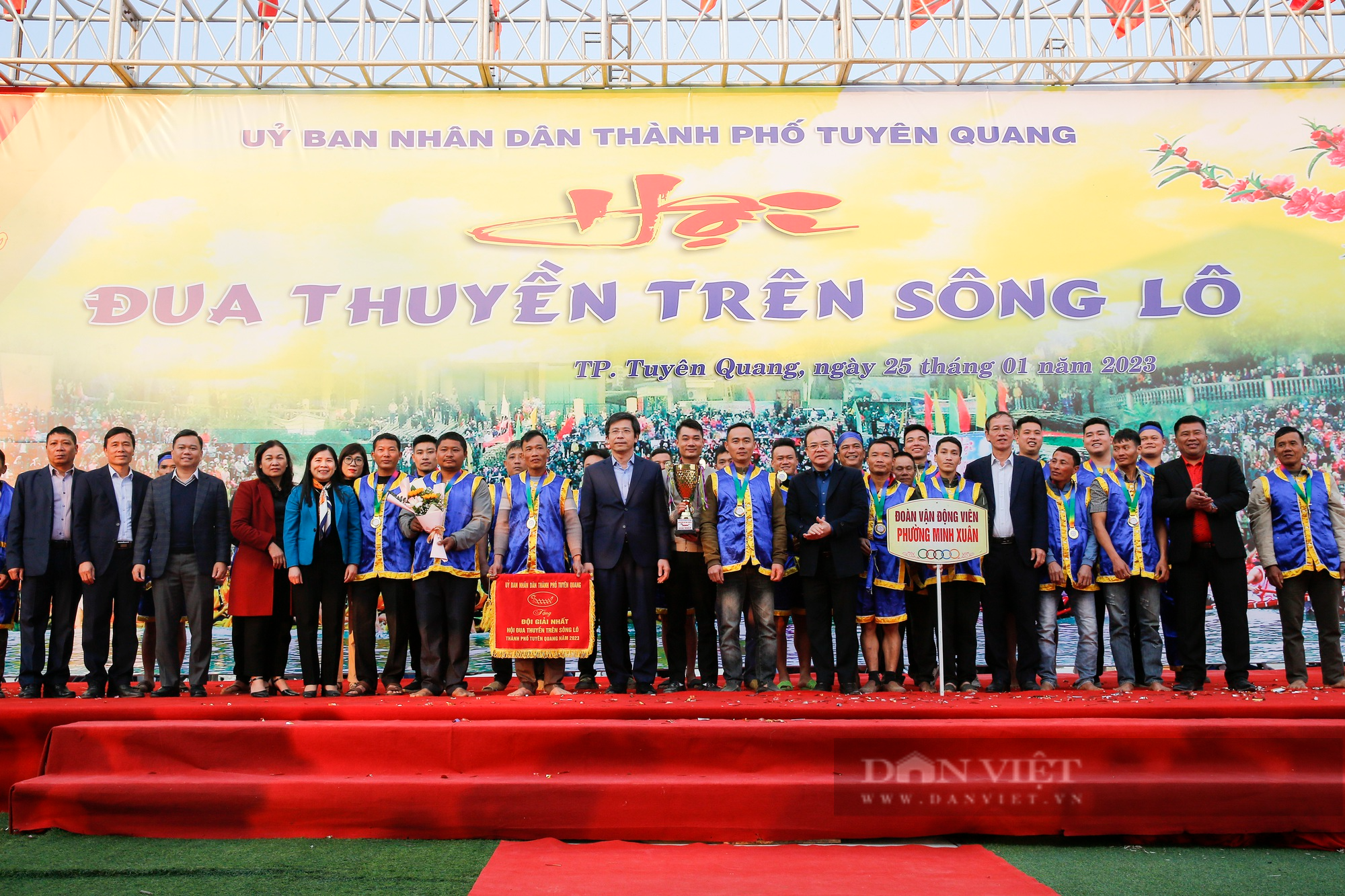 Hàng nghìn người đứng kín hai bên bờ xem Hội đua thuyền trên sông Lô - Ảnh 16.