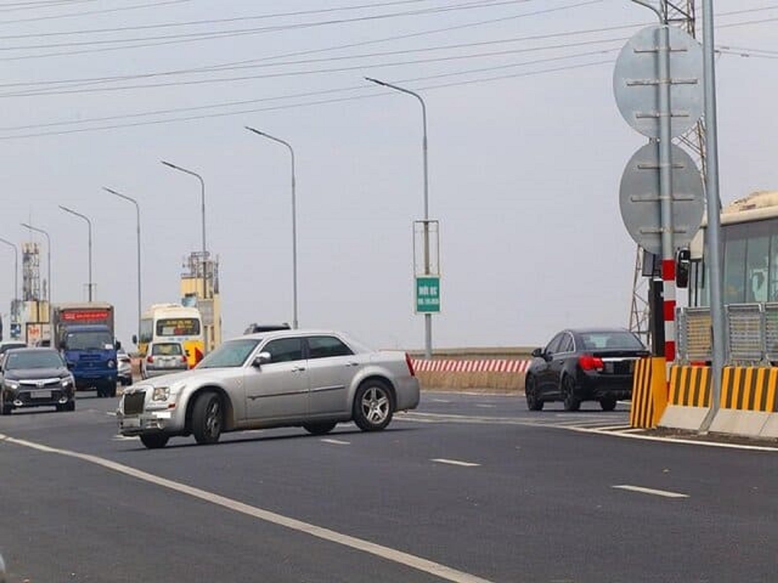 Những cách quay đầu xe ô tô đơn giản, đúng luật và an toàn - Ảnh 1.