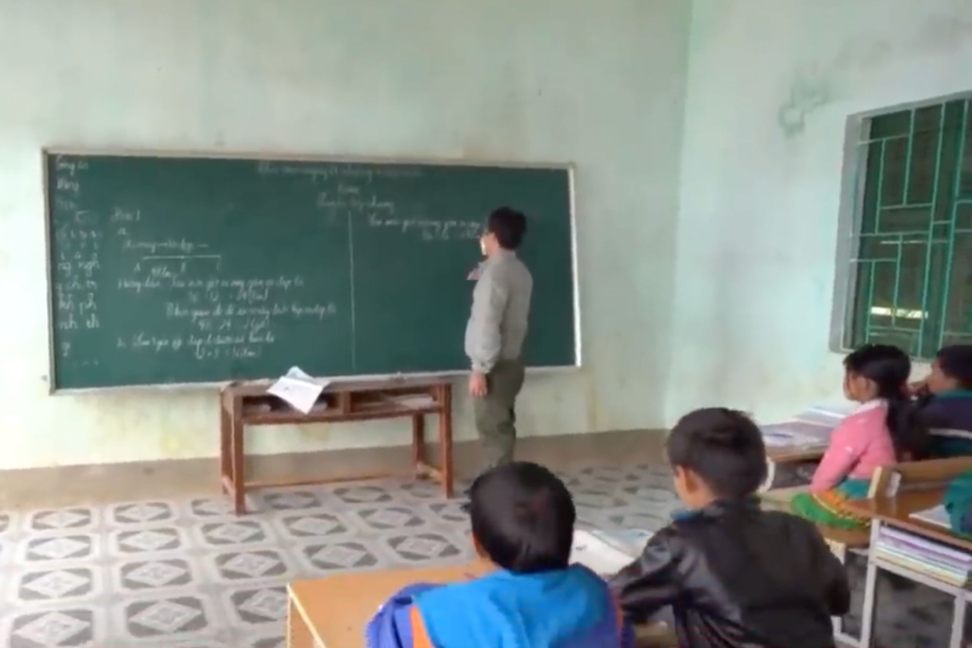 Câu chuyện xúc động về cặp vợ chồng giáo viên với tình yêu nghề và quyết tâm gieo chữ nơi vùng cao, biên giới - Ảnh 2.