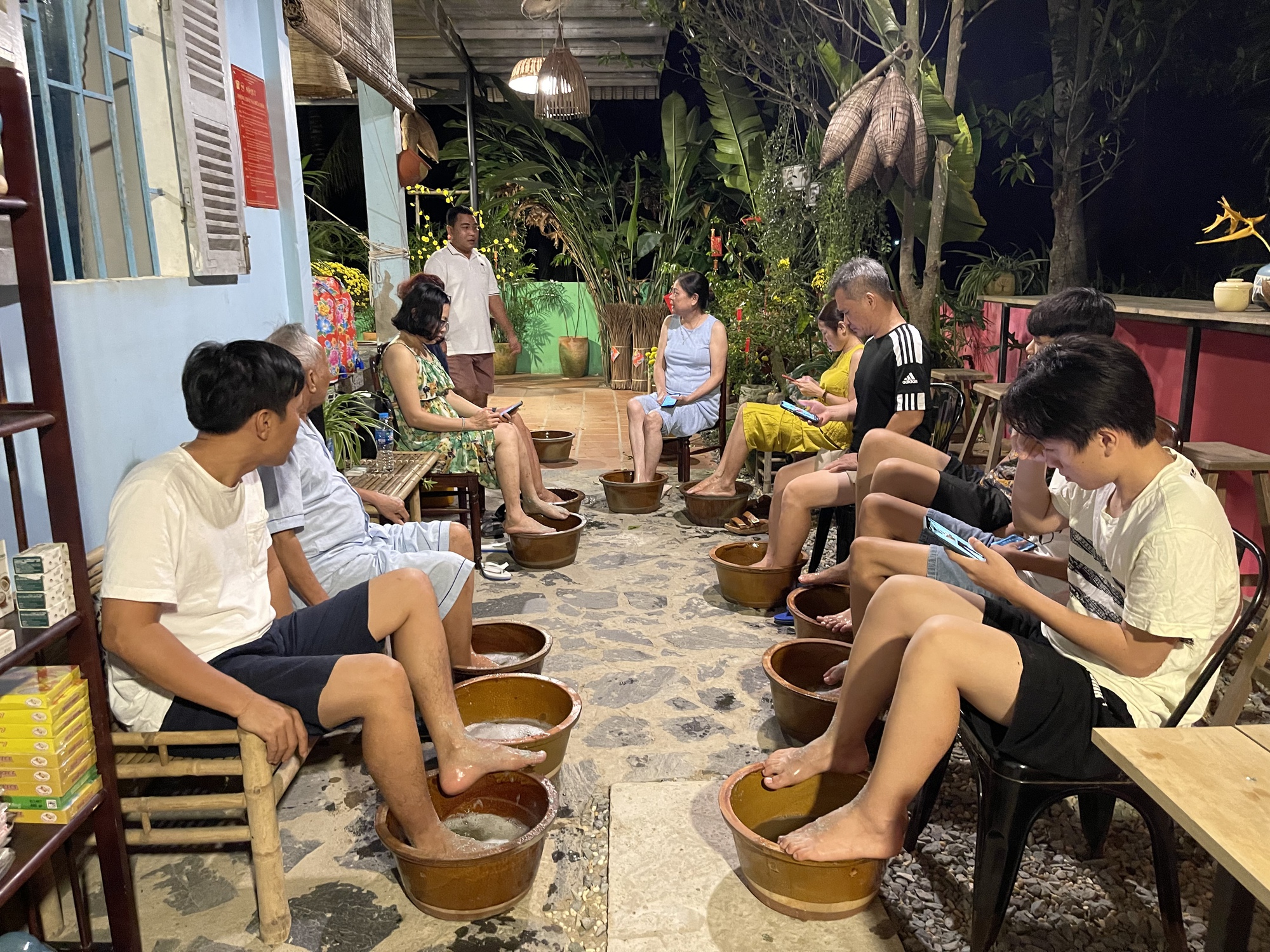 Du khách hào hứng về miền Tây trải nghiệm đạp xe, câu cá, chèo ghe - Ảnh 6.