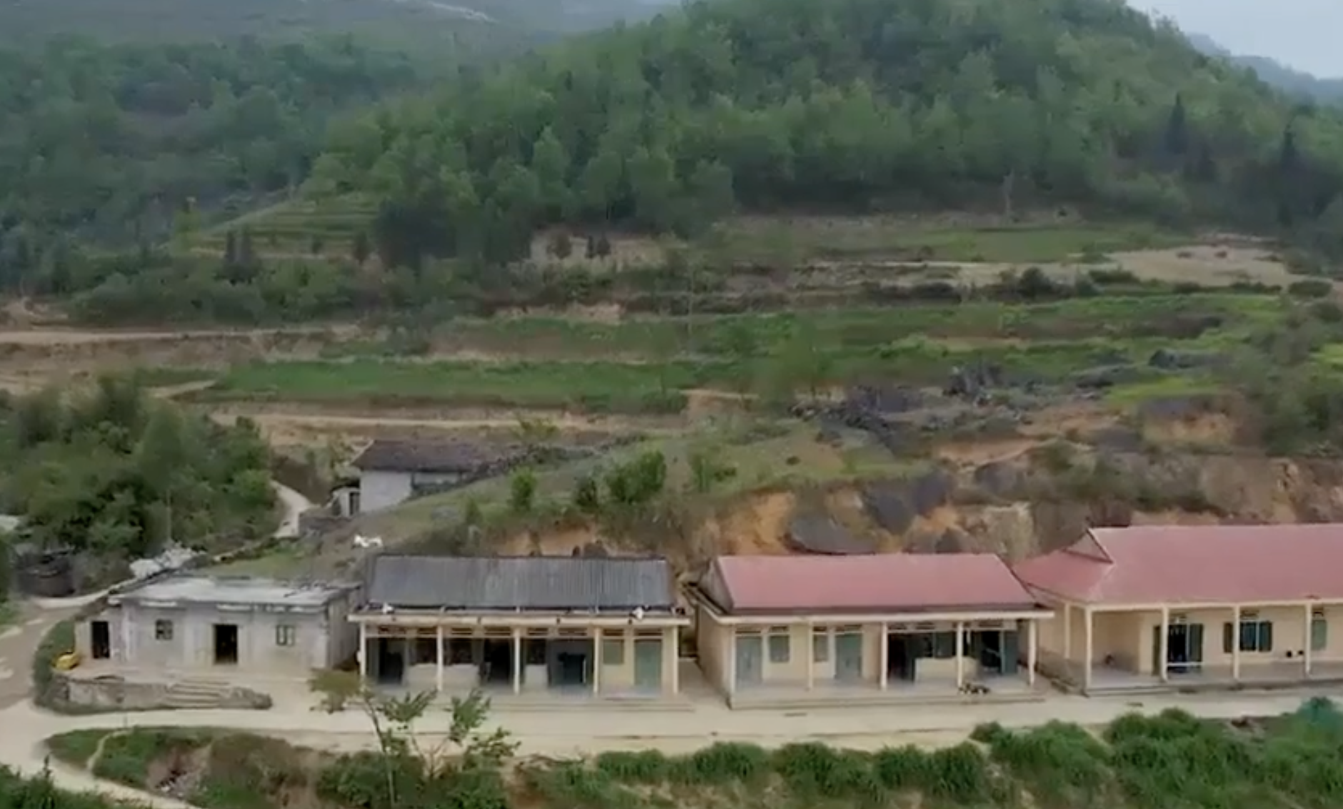 Câu chuyện xúc động về cặp vợ chồng giáo viên với tình yêu nghề và quyết tâm gieo chữ nơi vùng cao, biên giới - Ảnh 1.