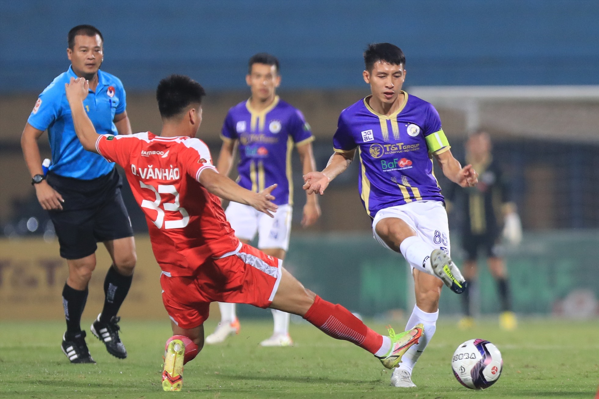 V.League có VAR, các CLB không lo công tác trọng tài? - Ảnh 2.