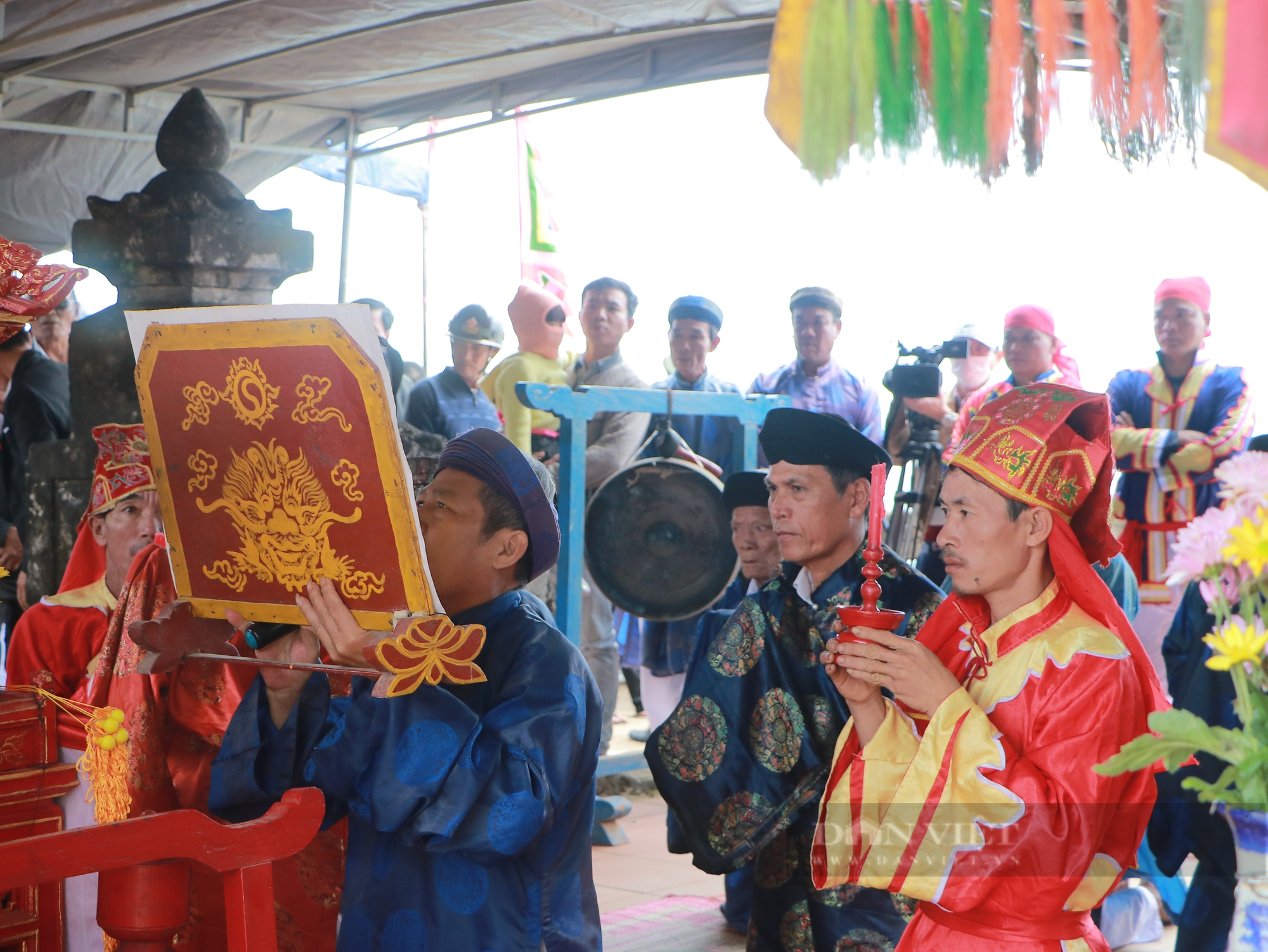 Vẻ đẹp Lễ hội đua thuyền trăm năm tuổi ở quê hương Hải Đội Hoàng Sa - Ảnh 1.