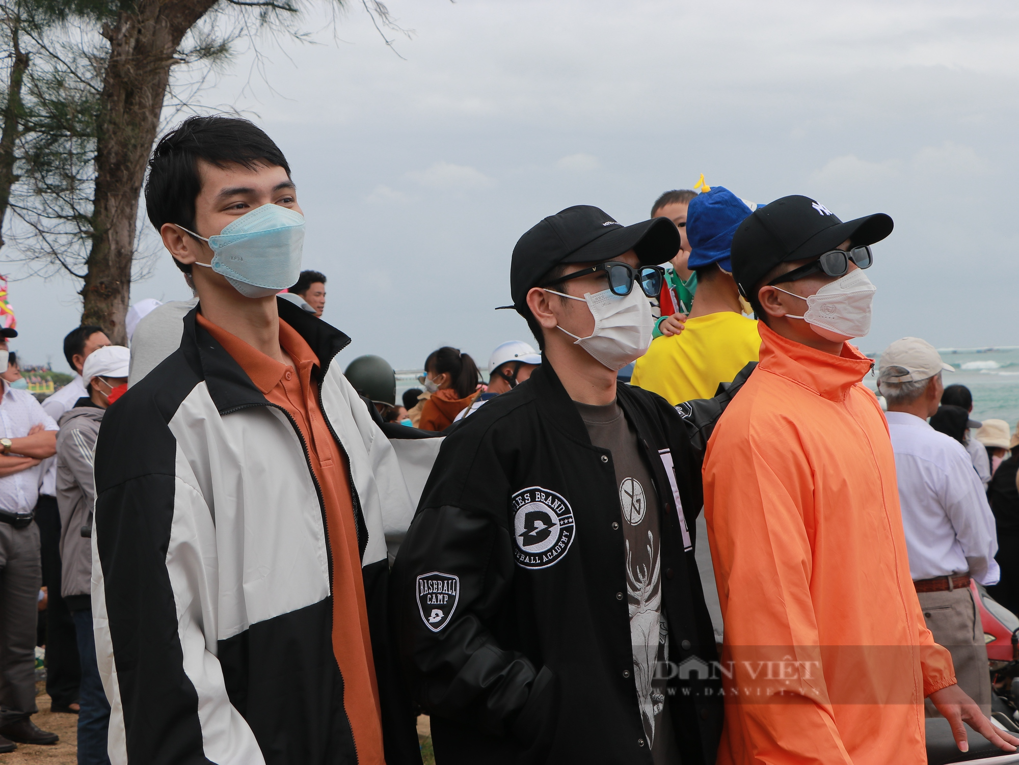 Vẻ đẹp Lễ hội đua thuyền trăm năm tuổi ở quê hương Hải Đội Hoàng Sa - Ảnh 11.