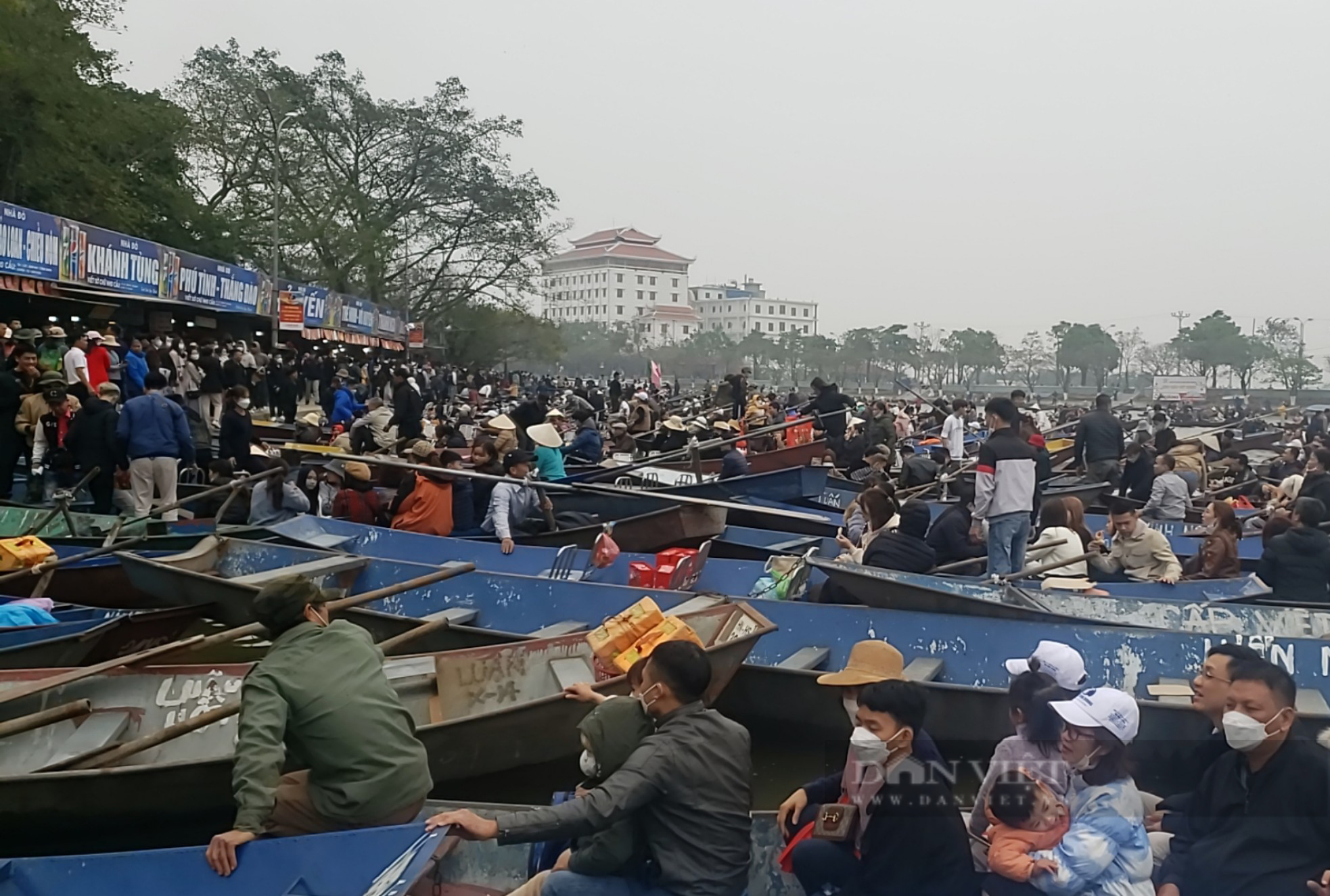 Lễ hội Chùa Hương: Đội quân &quot;cái bang&quot; hết cửa tung hoành - Ảnh 2.