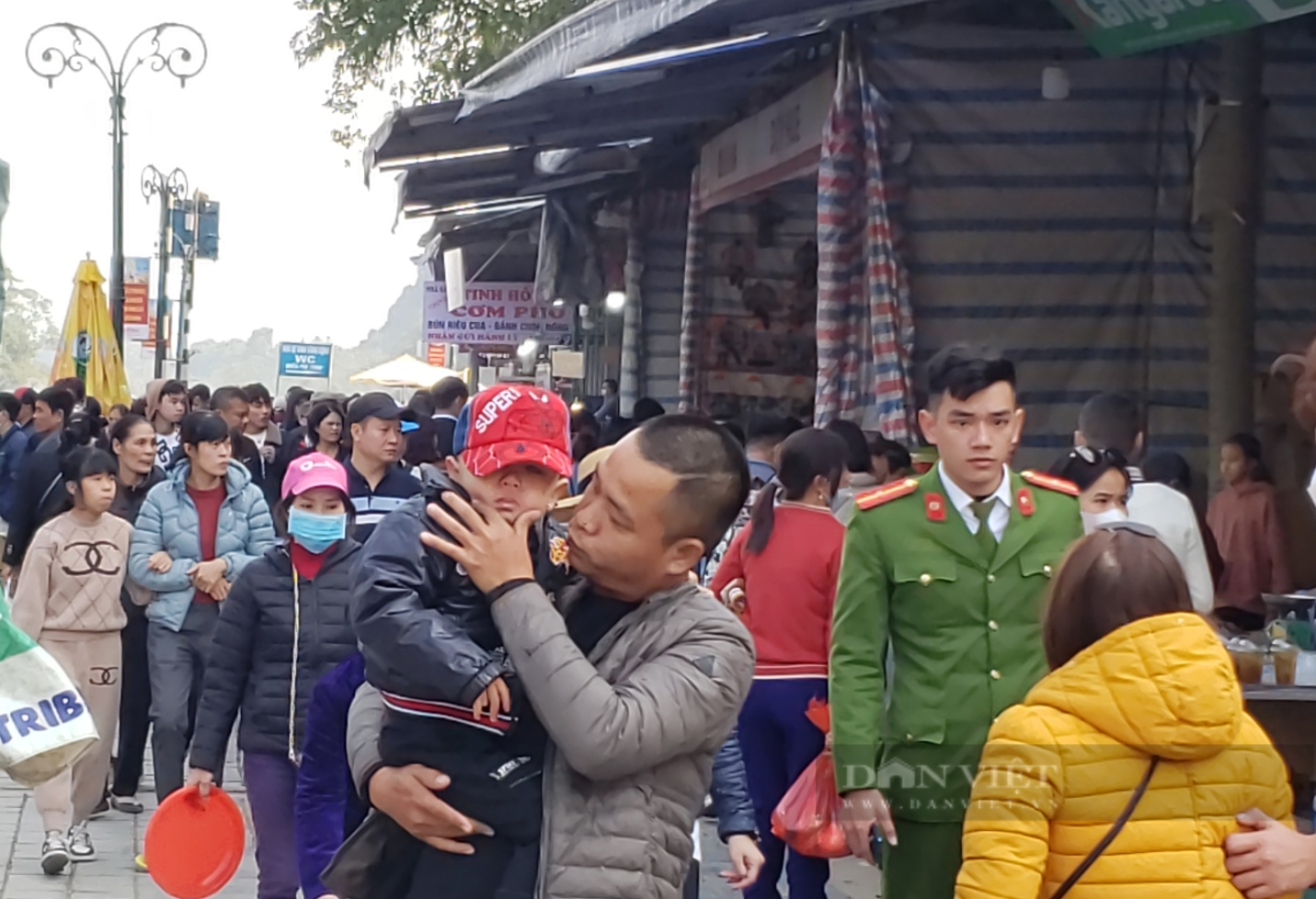 Lễ hội Chùa Hương: Đội quân &quot;cái bang&quot; hết cửa tung hoành - Ảnh 3.