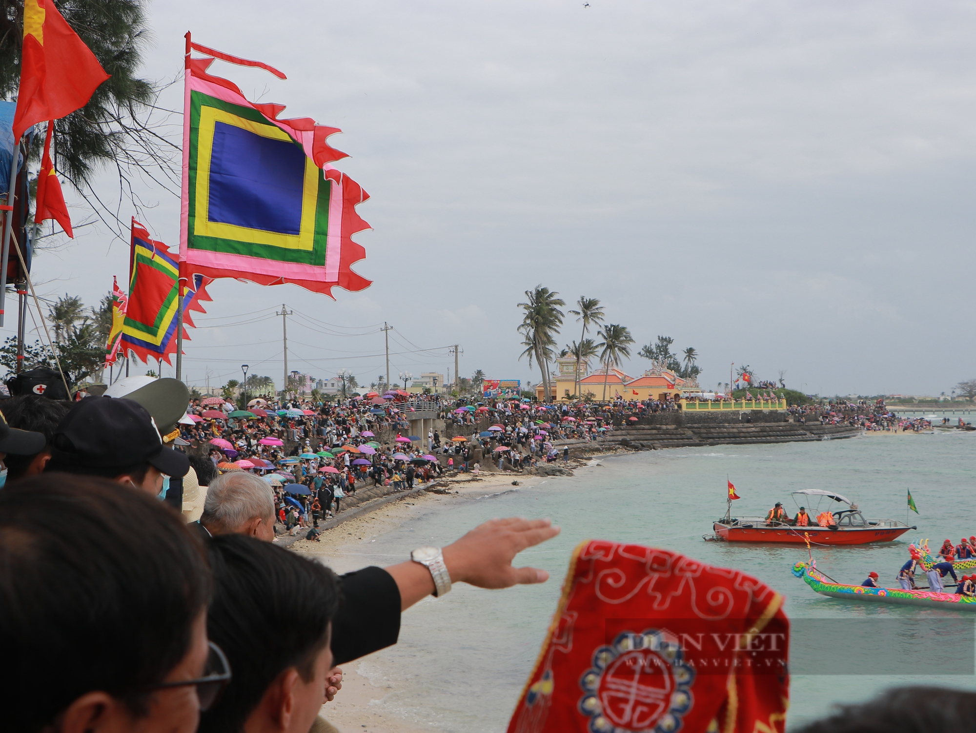 Vẻ đẹp Lễ hội đua thuyền trăm năm tuổi trên quê hương Hải Đội Hoàng Sa - Ảnh 10.