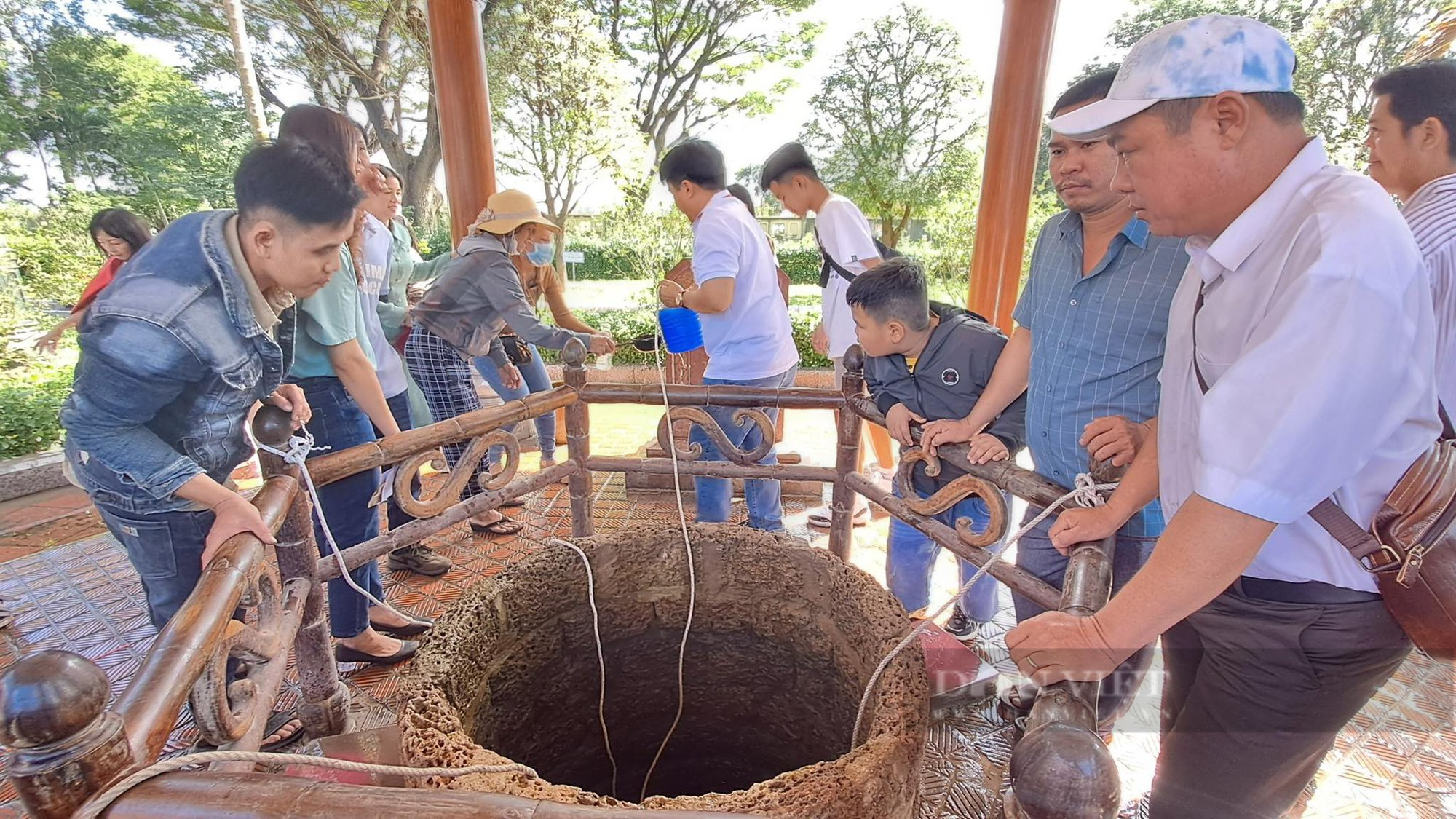 Người &quot;chật như nêm&quot; kéo về bảo tàng Quang Trung &quot;trẩy hội&quot;, uống nước giếng cổ nhà Tây Sơn - Ảnh 3.