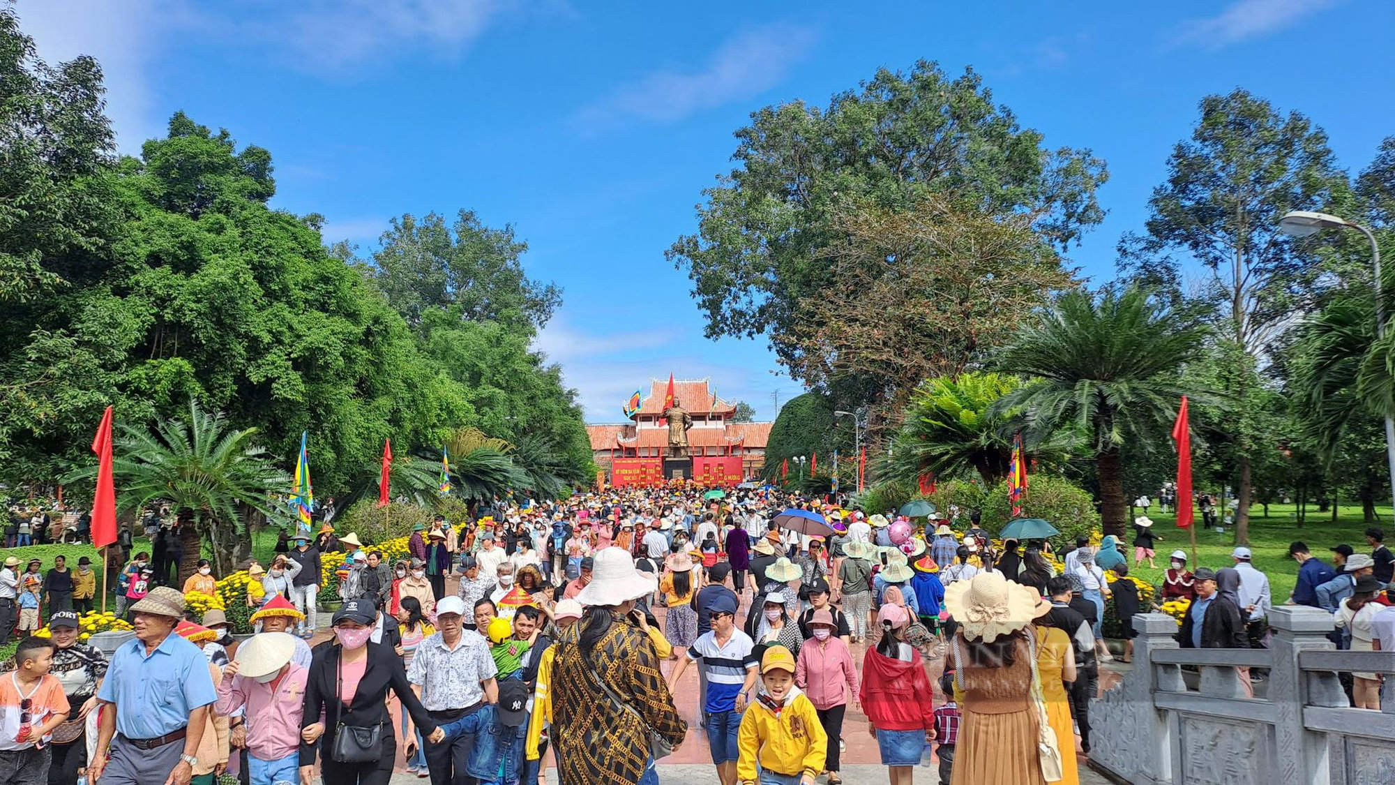 Người &quot;chật như nêm&quot; kéo về bảo tàng Quang Trung &quot;trẩy hội&quot;, uống nước giếng cổ nhà Tây Sơn - Ảnh 9.