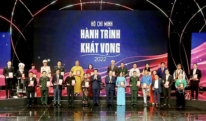 Thầy giáo trẻ sáng tạo dạy học, giúp trẻ khuyết tật tự tin hòa nhập cộng đồng - Ảnh 2.