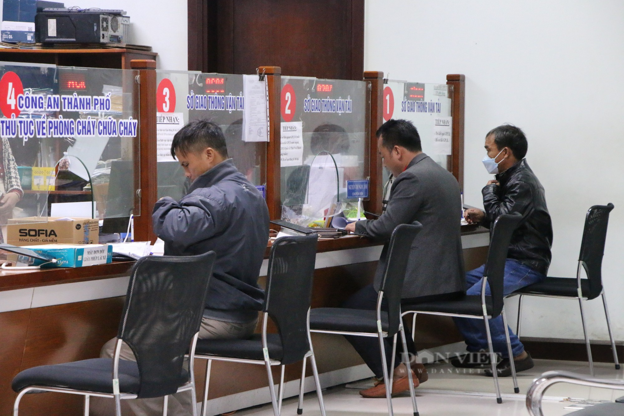 Doanh nghiệp cúng khai trương, múa lân, bắn pháo hoa... trong ngày làm việc đầu tiên sau Tết - Ảnh 5.