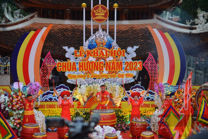 Vạn người đổ về chùa Hương, chen chân ngày khai hội - Ảnh 6.