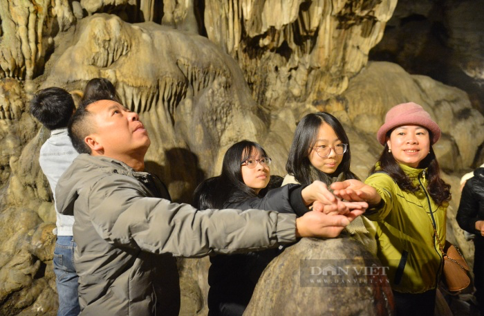 Du khách đua nhau hứng &quot;dòng sữa mẹ&quot;, xoa tiền hũ gạo lấy may ngày khai hội chùa Hương - Ảnh 10.
