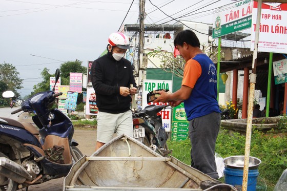  Đưa ghe ra đường bán cá đầu xuân - Ảnh 6.