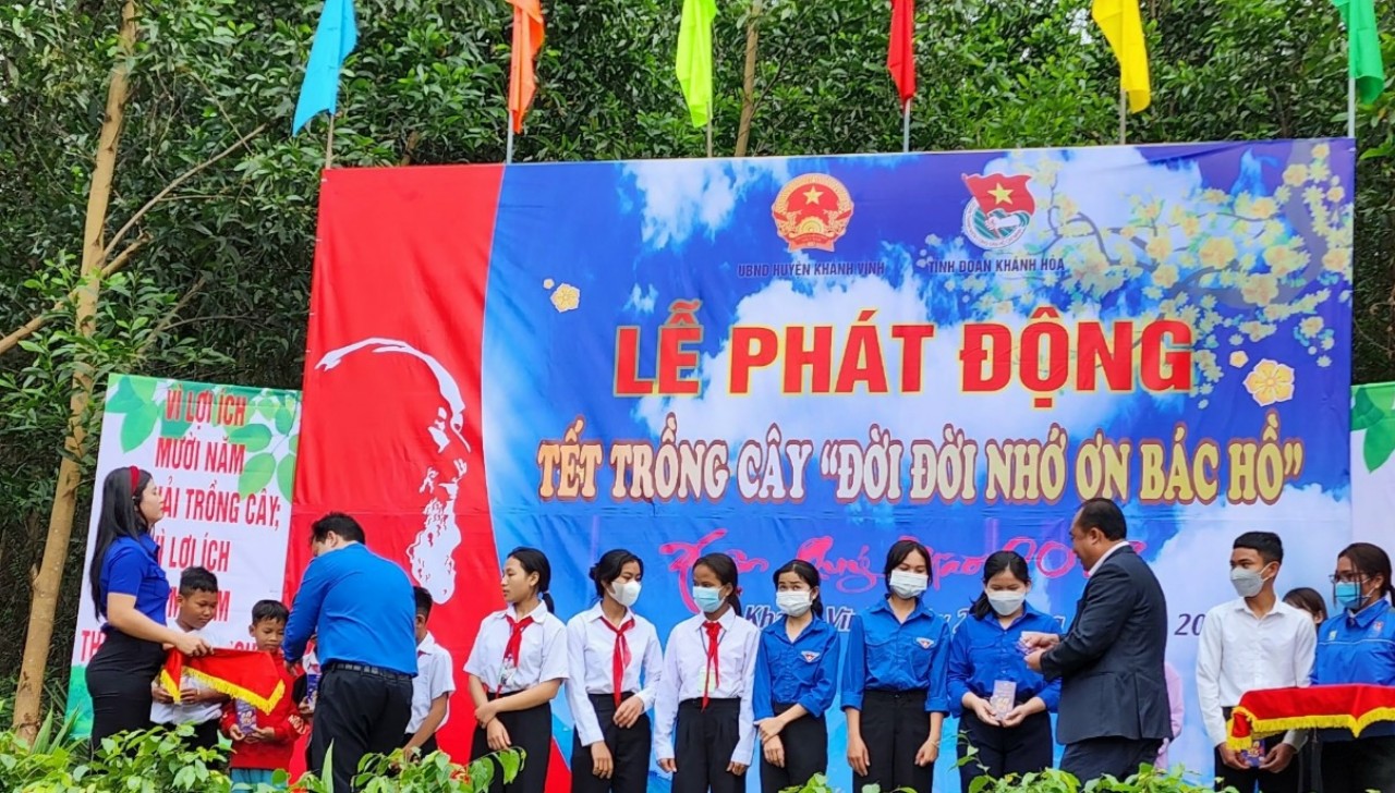 Trao 20 suất học bổng cho các học sinh vùng khó khăn của Khánh Hòa - Ảnh 1. Trao 20 suất học bổng cho các học sinh vùng khó khăn của Khánh Hòa - Ảnh 1.