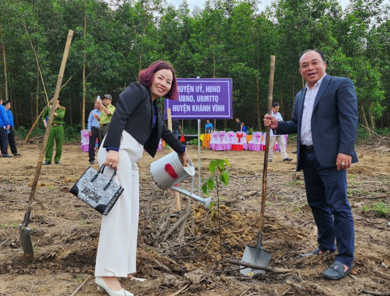 Trao 20 suất học bổng cho các học sinh vùng khó khăn của Khánh Hòa - Ảnh 2. Trao 20 suất học bổng cho các học sinh vùng khó khăn của Khánh Hòa - Ảnh 2.