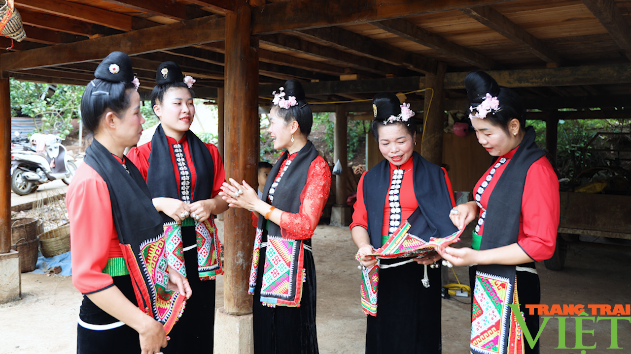 Khăn Piêu trong đời sống đồng bào Thái Đen - Ảnh 5. Khăn Piêu trong đời sống đồng bào Thái Đen - Ảnh 5.