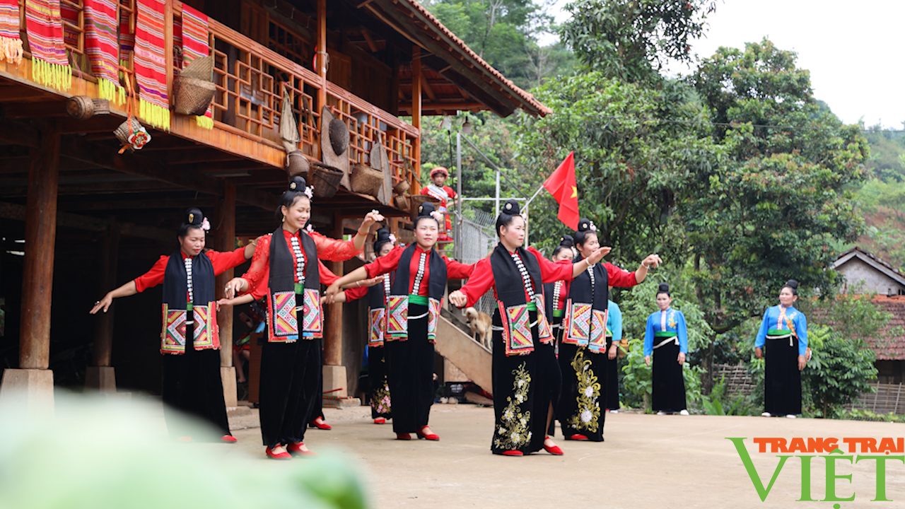 Khăn Piêu trong đời sống đồng bào Thái Đen - Ảnh 6. Khăn Piêu trong đời sống đồng bào Thái Đen - Ảnh 6.