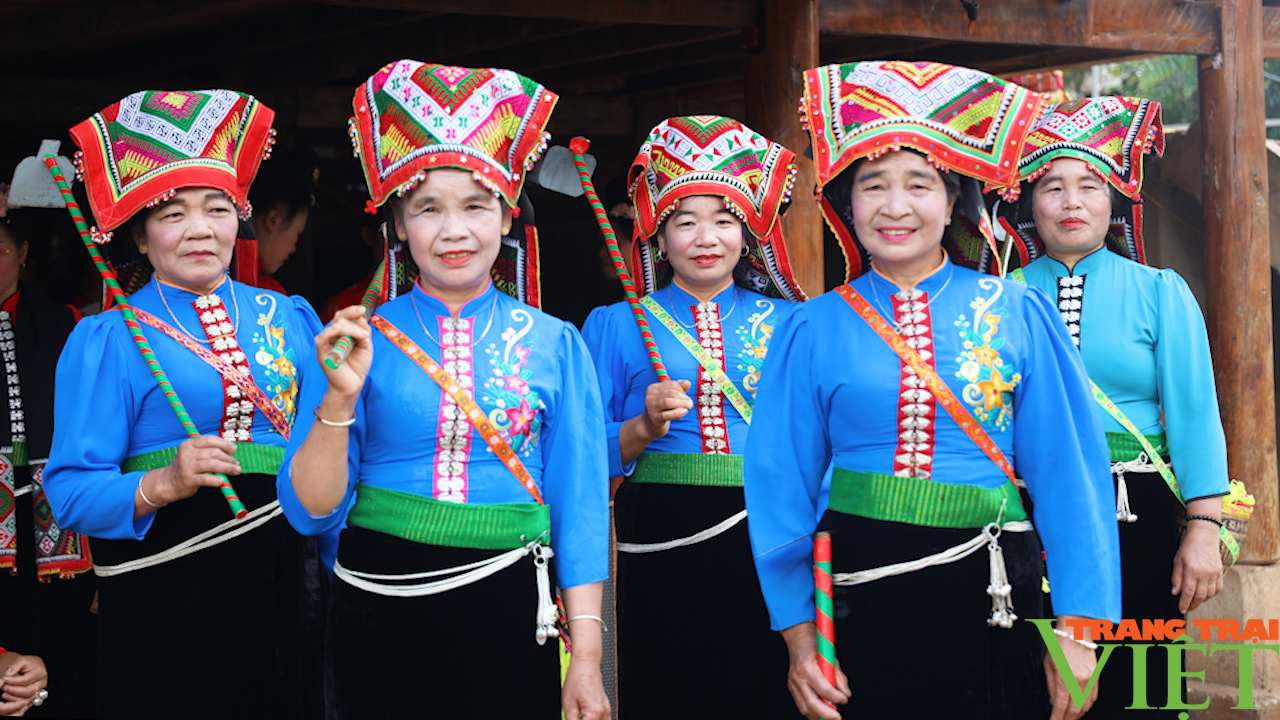 Khăn Piêu trong đời sống đồng bào Thái Đen - Ảnh 8. Khăn Piêu trong đời sống đồng bào Thái Đen - Ảnh 8.