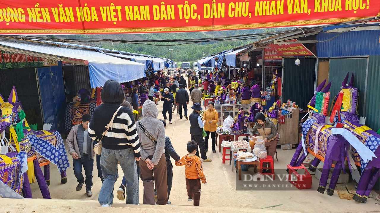 Đền Hoàng Bẩy Đá Thiên (Thái Nguyên) đón hàng vạn lượt du khách đến chiêm bái mỗi ngày trong dịp đầu xuân năm mới - Ảnh 7.