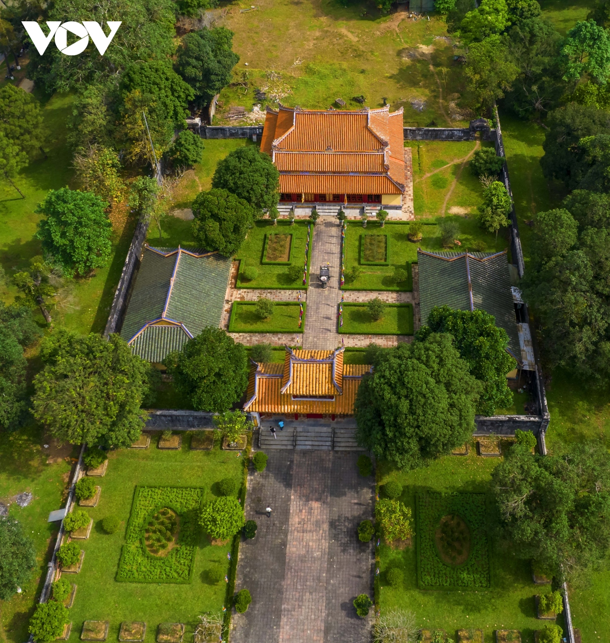 Đến Huế du xuân, ngắm lăng vua Nguyễn - Ảnh 1.