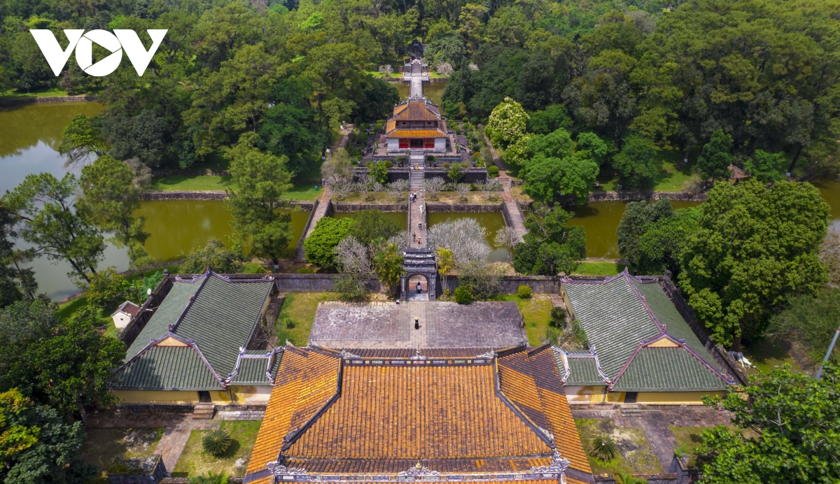 Đến Huế du xuân, ngắm lăng vua Nguyễn - Ảnh 2.