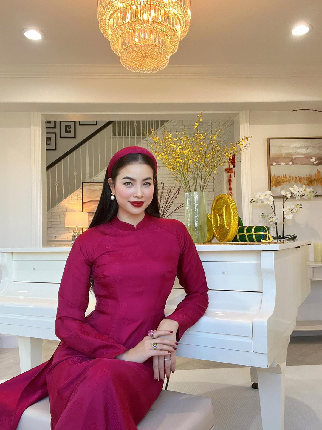 Phạm Hương, Bảo Thy, Hoàng Oanh,... Mỹ nhân nào diện áo dài đẹp nhất dịp Tết Nguyên đán 2023? - Ảnh 1.