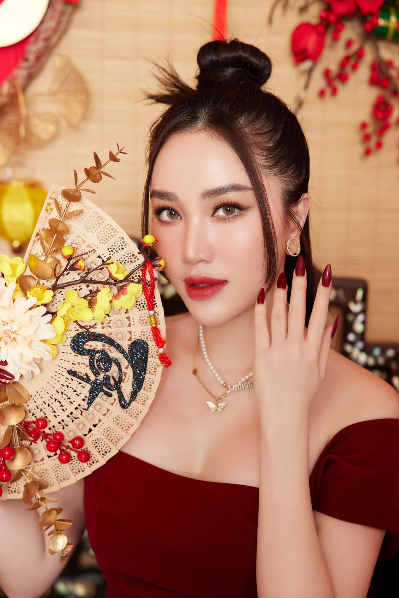 Phạm Hương, Bảo Thy, Hoàng Oanh,... Mỹ nhân nào diện áo dài đẹp nhất dịp Tết Nguyên đán 2023? - Ảnh 4.